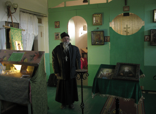 Священник Алексий в своем храме в селе Каменка